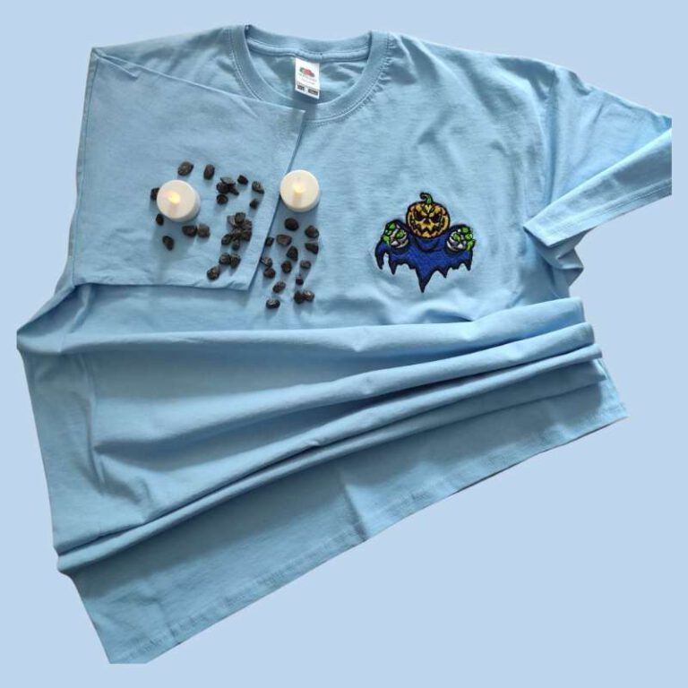Halloween - T-Shirt hellblau bestickt mit Kürbiskopf